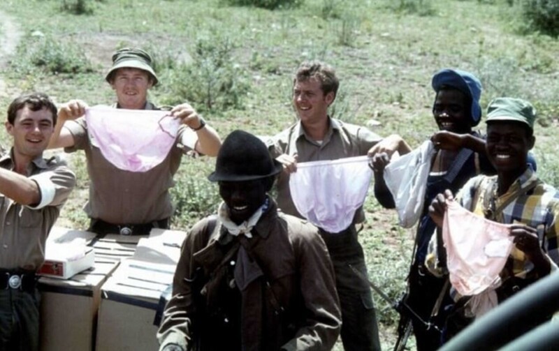 Сборный пункт Juliet Зезани. Военные действия в Южной Родезии, январь 1980 года. В результате ошибки пилота транспортного самолета, бойцам был сброшен груз, предназначавшийся для женского батальона