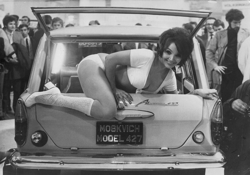 Выставка авто в Париже 1971 года, советский Москвич-427 рекламирует актриса Джули Десмонд