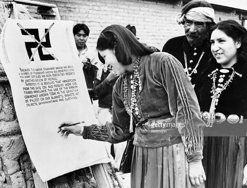 Индейцы племен навахо, папаго, апачи и хопи подписывают документ, в котором они отказываются от использования традиционного символа свастики в своей одежде и украшениях, Аризона, 1940 год