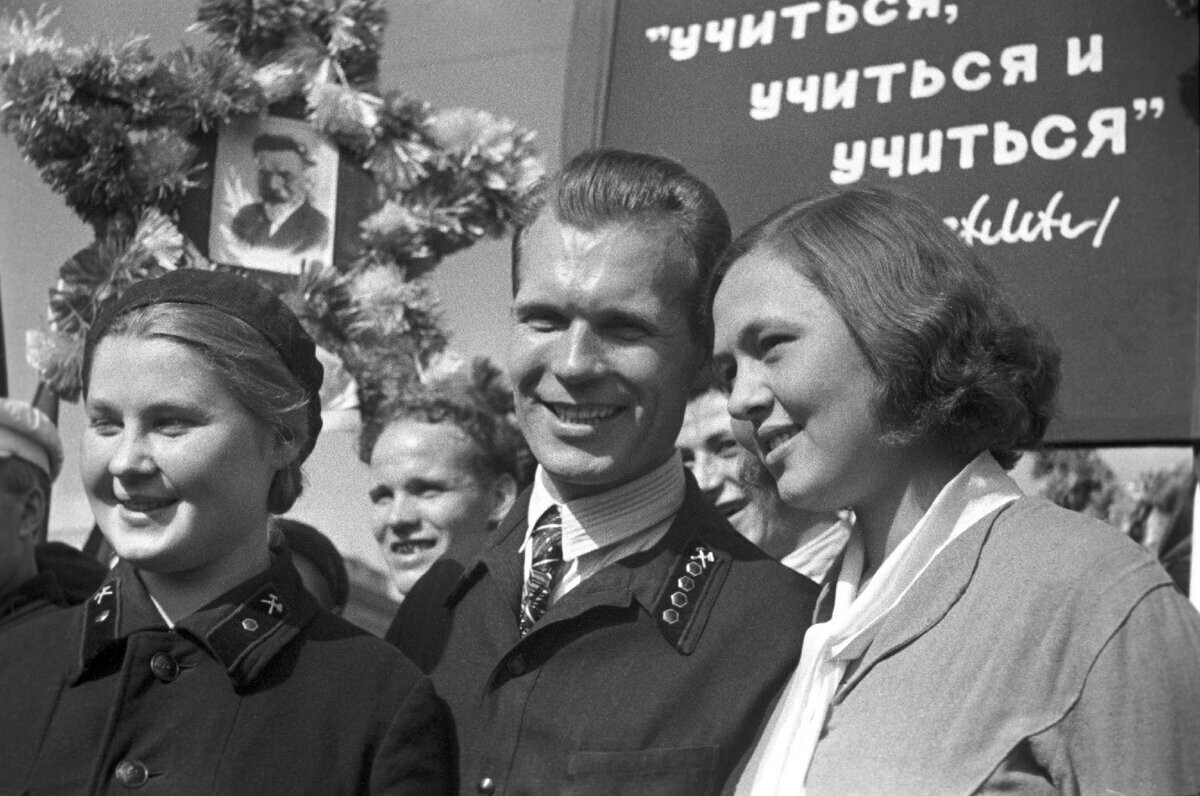 Песни мая ссср. Демонстрация 1 мая в СССР. Советские люди. Советские люди улыбаются. Счастливые советские люди.