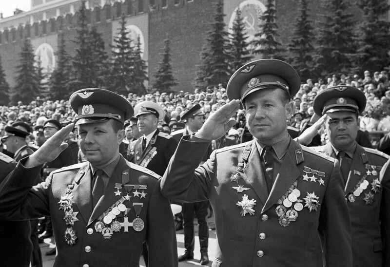 Юрий Гагарин, Алексей Леонов и Андриян Николаев (слева направо) на Красной площади (1967 год)