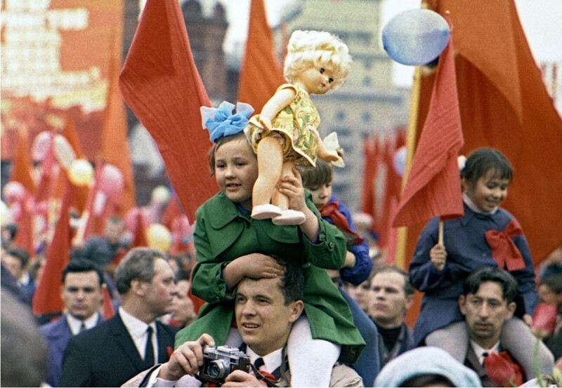 Папа-фотограф с маленькой дочерью на демонстрации (1970 год)