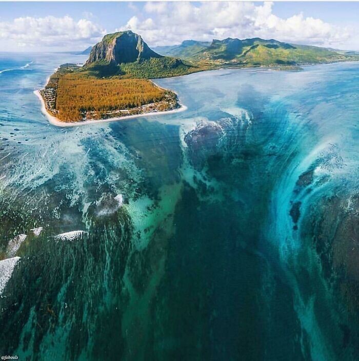 Подводный водопад недалеко от Маврикия