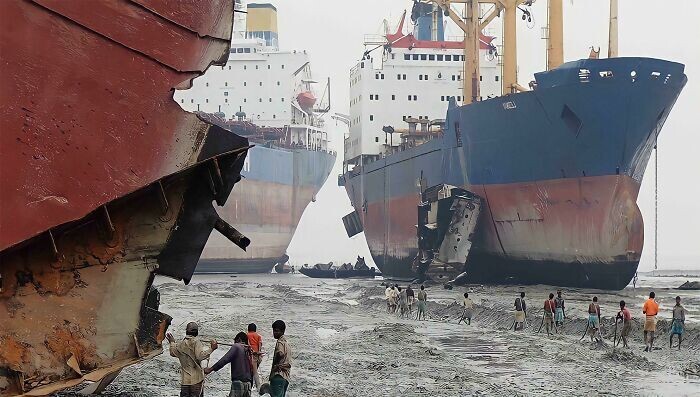 В Бангладеш разбирают корабли на металлолом