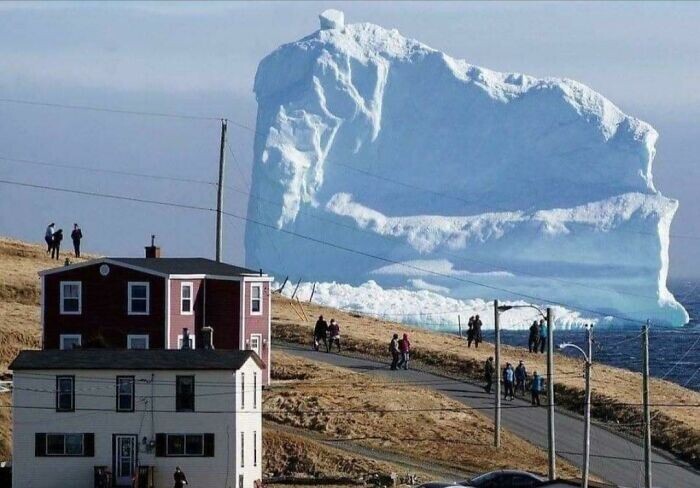 Гигантский айсберг на Аллее Айсбергов в Канаде