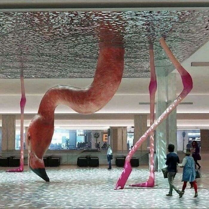 Гигантская инсталляция в виде фламинго
