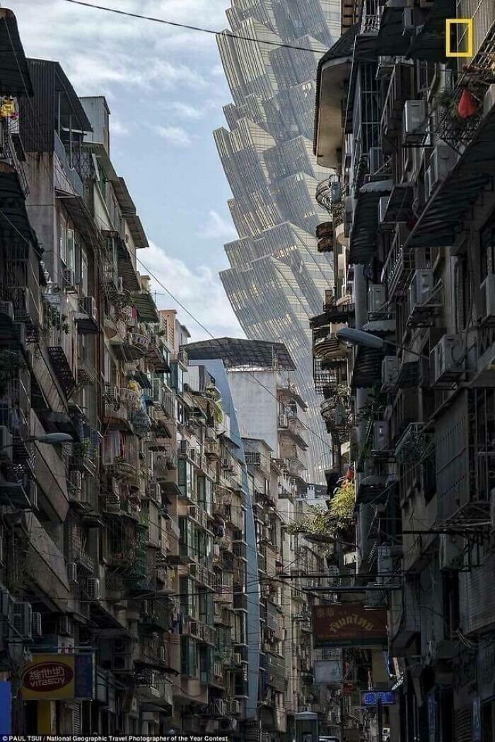 Улица в Макао, Китай, и здание отеля Grand Lisboa на заднем плане