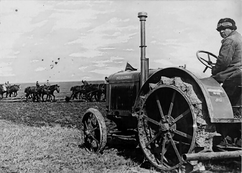 Трактор «International 10/20» американского производства в поле. 1932 год. СССР