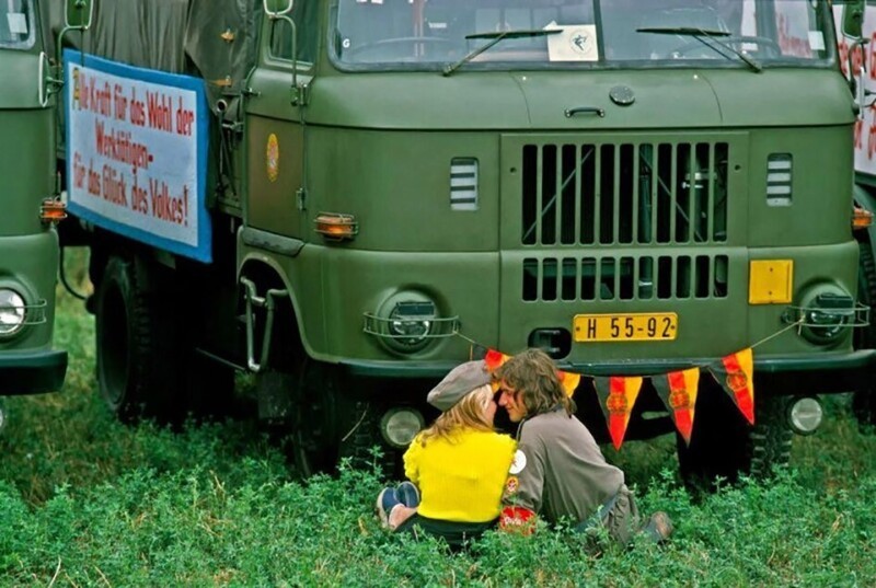 Молодая пара на фоне грузовика IFA W50. ГДР, 1974