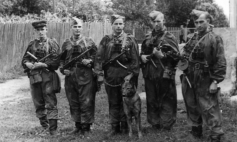 Бойцы спецотряда войск МВД по борьбе с бандеровским бандподпольем, Западная Украина, конец 1940–х.