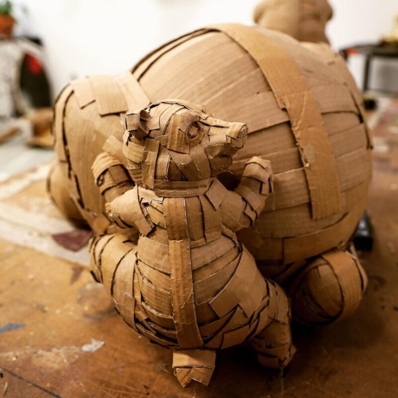 Художница мастерит огромные скульптуры из картона