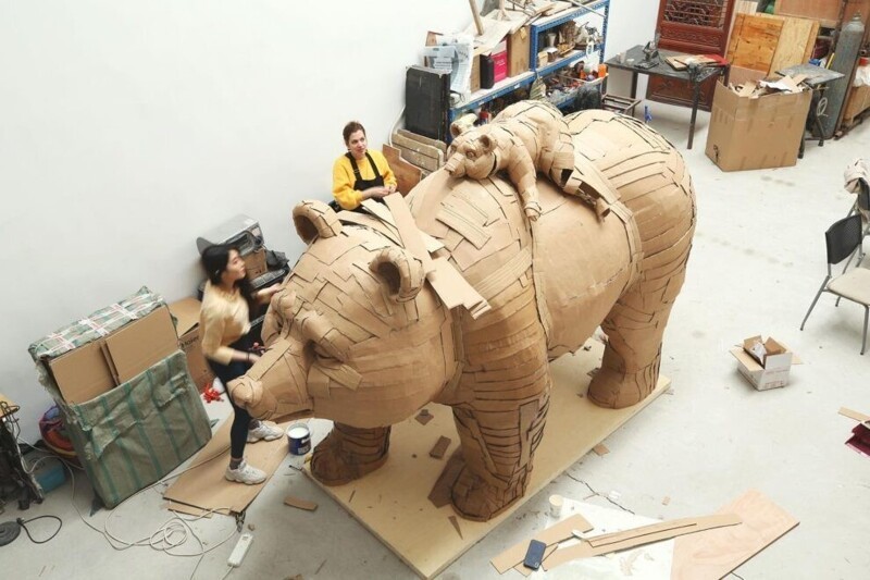 Художница мастерит огромные скульптуры из картона