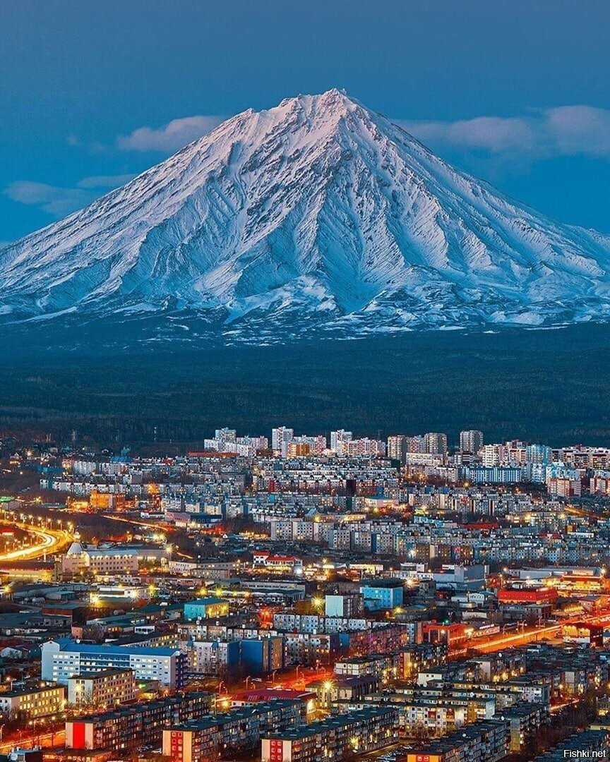 Вид на Корякский вулкан и Петропавловск-Камчатский, Камчатский край