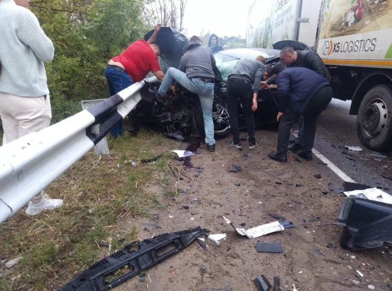 Авария дня. На Кубани Toyota Camry вылетела под встречный грузовик