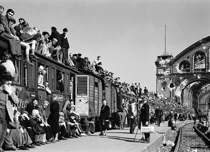 Беженцы покидают разрушенный Берлин. 1945 год
