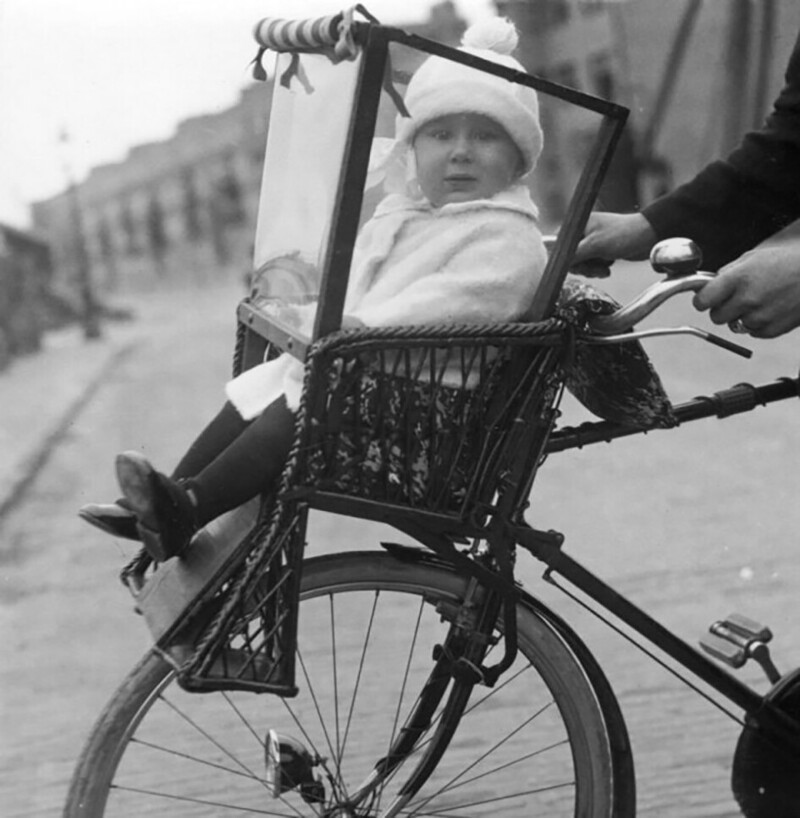 Детское кресло на велосипеде. Амстердам. Нидерланды. 1925 год