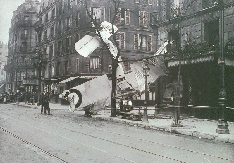 Самолет упал 6 апреля 1917 года на углу улиц д'Алезия и Фуртадо-Хейн