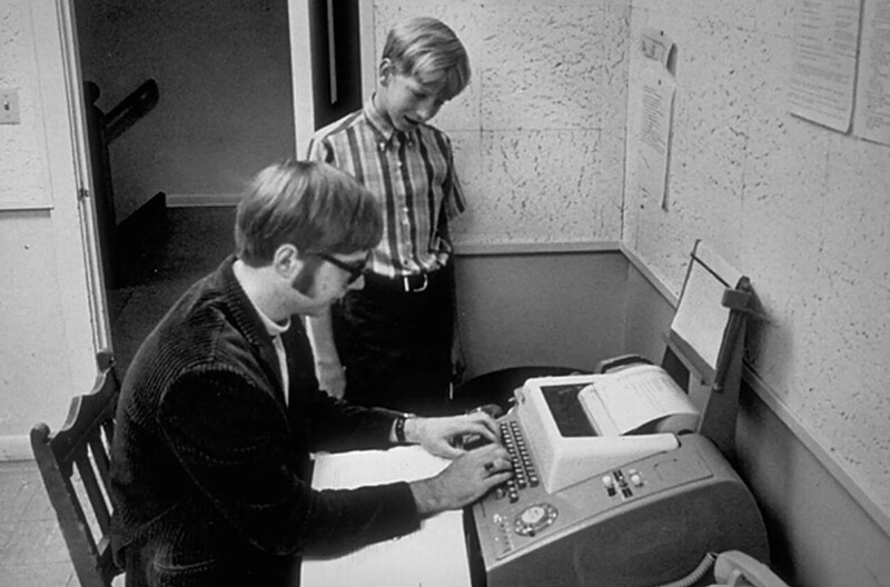 Будущие основатели компании Microsoft 13-летний Билл Гейтс и 15-летний Пол Аллен подключаются к компьютеру PDP-10, находящемся в Вашингтонском университете, посредством телетайп-терминала Teletype 33 в своей школе "Лейксайд" в Сиэтле в 1968-ом году