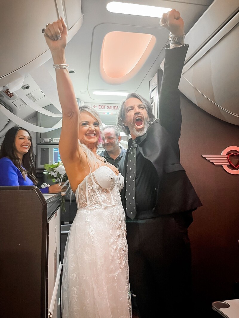 Влюблённым пришлось пожениться в самолёте из-за шторма