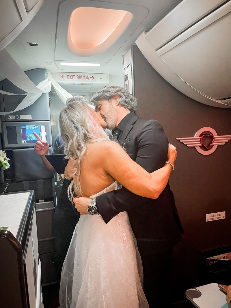 Влюблённым пришлось пожениться в самолёте из-за шторма