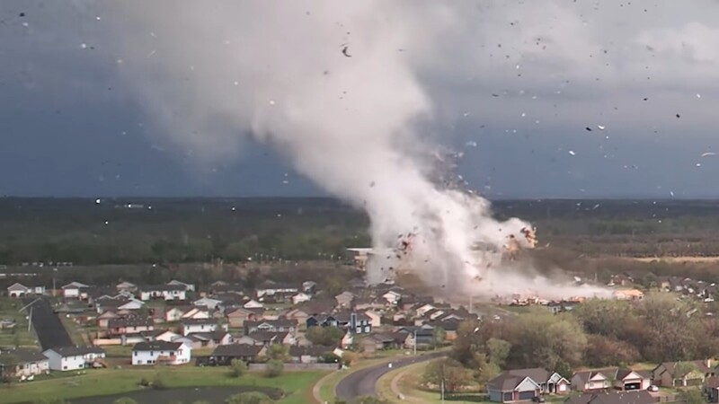 Мощь стихии: житель США заснял торнадо с дрона
