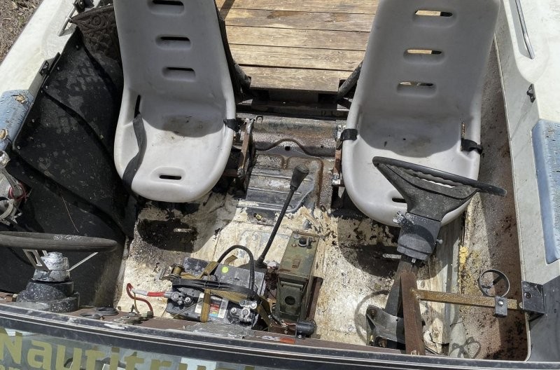 Пикап Ford F-150 превратили в сухопутную лодку с двумя рулями