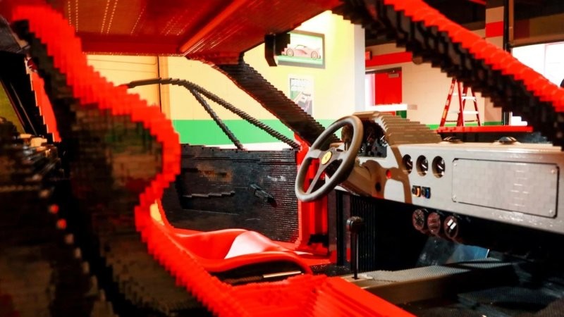 Ferrari F40 из кубиков Lego в натуральную величину прибыл в Калифорнию