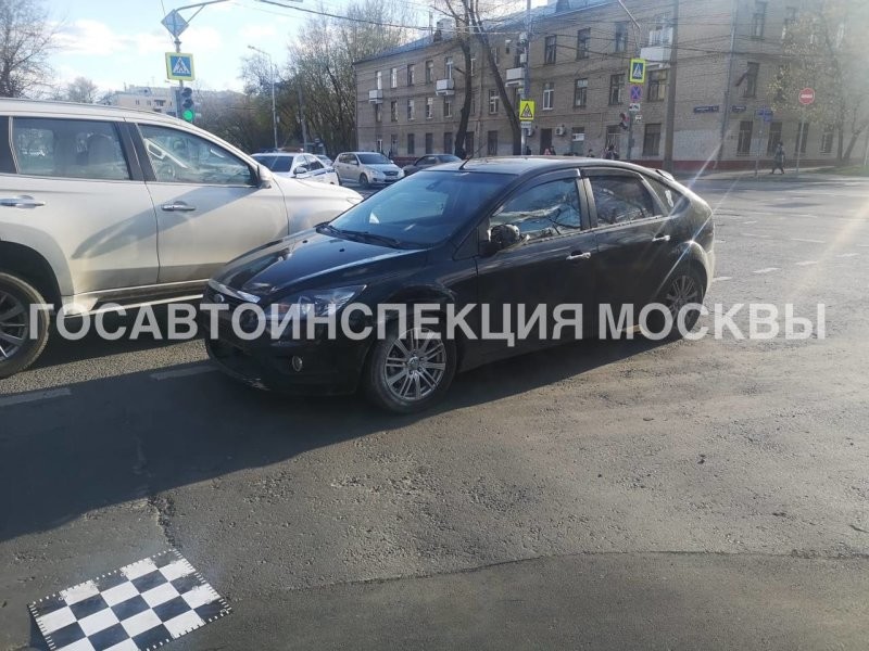 Авария дня. В Москве водитель сбил женщину и коляску с ребёнком