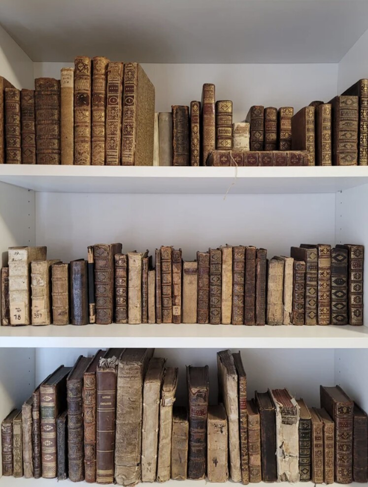 2. Это личная коллекция книг и рукописей, датируемых с 15-го века по 20-й