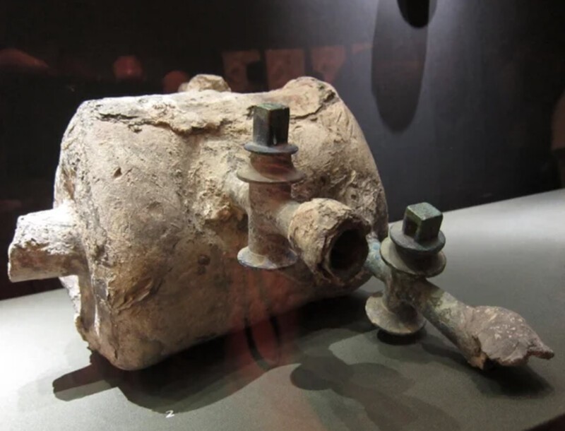 15. Этот древний римский водопроводный кран предположительно находился в Помпеях