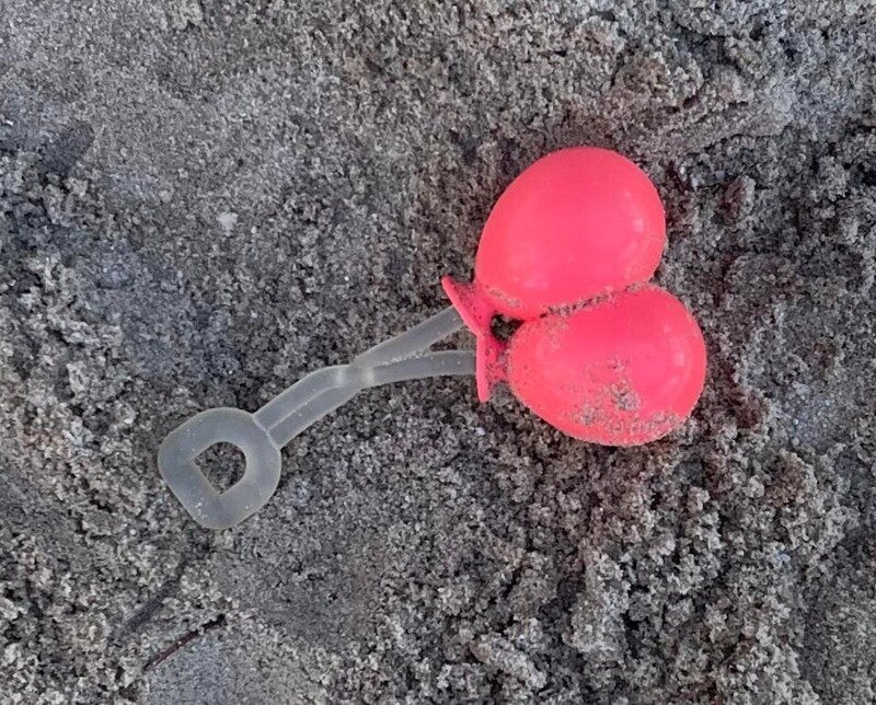 Предмет, похожий на прозрачную красную резиновую игрушку, найденный на детской площадке
