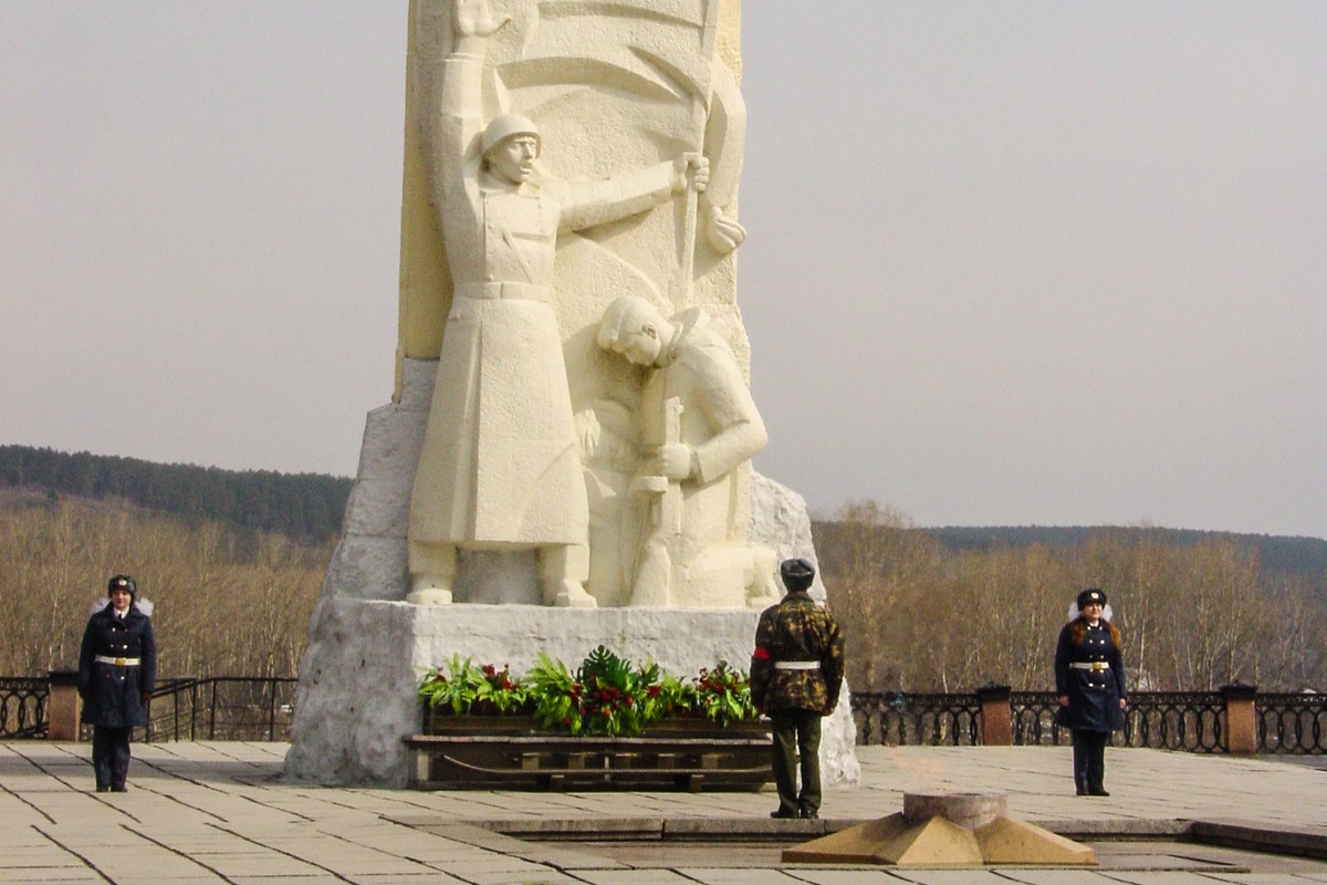 Монумент кемерово. Памятник героям кузбассовцам Кемерово. Кемерово мемориал воину. Вечный огонь Кемерово. Мемориал славы воинов-кузбассовцев.