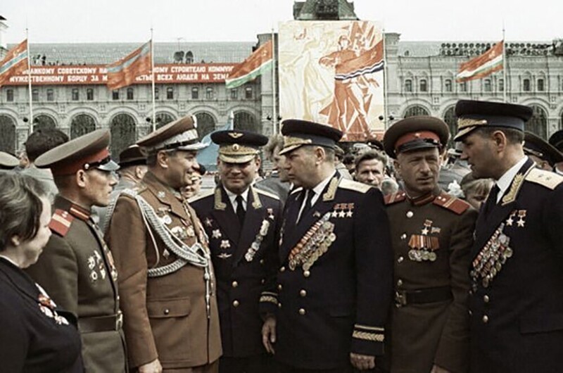 9 мая 1965 года. Александр Иванович Покрышкин беседует с участниками парада. Сержанты в группе генералов - Михаил Егоров и Мелитон Кантария.
