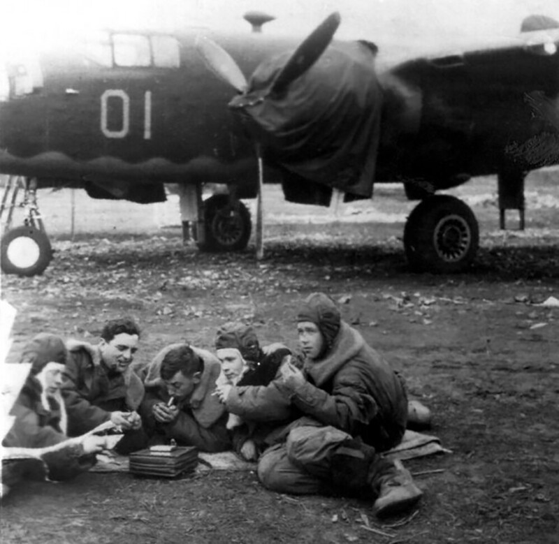  Экипаж из 15-го гвардейского авиаполка дальнего действия отдыхает у бомбардировщика B-25
