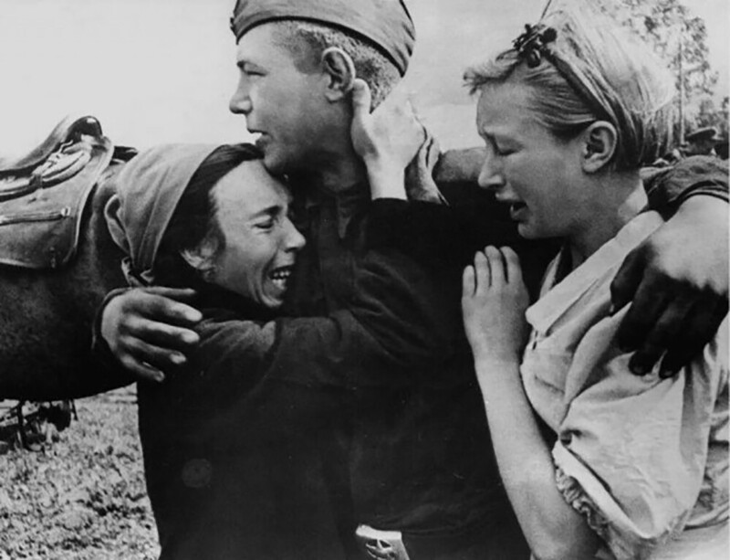 Советский призывник со своей семьей перед отправкой на фронт, Карачев, Брянск, Россия, 1943 г.