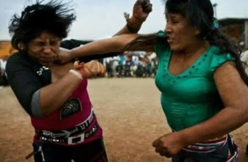 Небольшая перуанская деревня Санто-Томас празднует "Таканакуй" каждый 25 декабря. Мужчины, женщины и дети решают обиды в кулачном бою. Затем они все собираются выпить вместе, готовые начать новый год с чистого листа