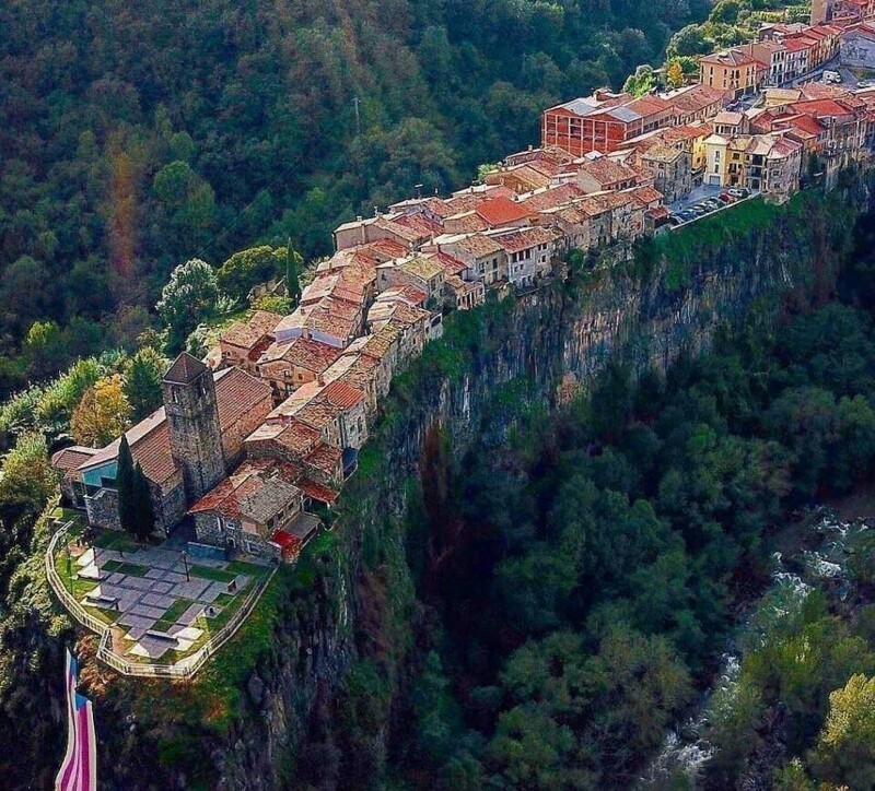 Деревня Кастельфоллит-де-ла-Рока в Испании построена на базальтовой скале высотой более 50 м и протяженностью около 1 километра