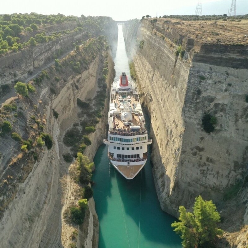 Судно проходит через узкий Коринфский канал в Греции