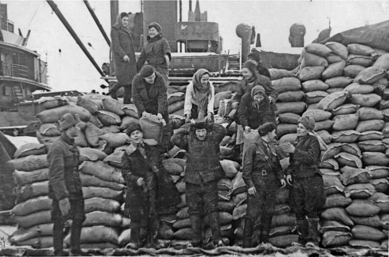 Разгрузка транспорта союзников в мурманском порту. 1942 год