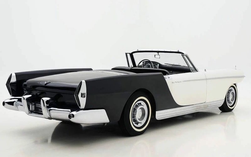 Узкие вертикальные задние фонари, впоследствии можно было увидеть на серийных Cadillac 1960-1970-х