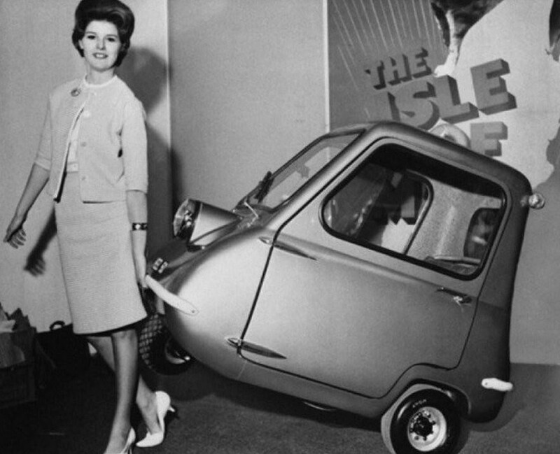 10. Самый маленький автомобиль в мире Peel P500. Скорость до 40 миль в час, стоимость - $418 в тогдашних ценах. Международная выставка в Лондоне, 1962 год