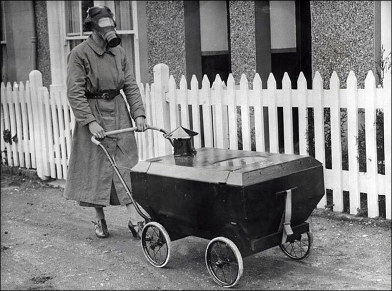 8. Женщина с ребенком в коляске, готовые к газовой атаке. Англия, 1938 г
