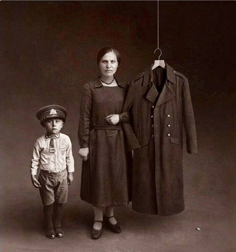4. Семейный портрет. Мать с сыном, и вместо погибшего на фронте первой мировой отца - его шинель. Великобритания, 1926 г