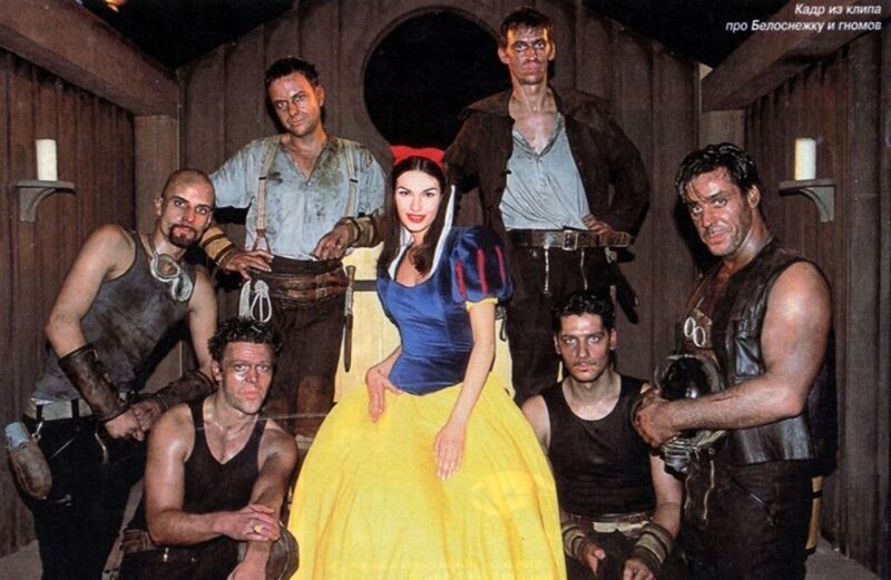 Rammstein и русская модель Юлия Степанова сыгравшая роль Белоснежки в клипе Sonne, 2001 год