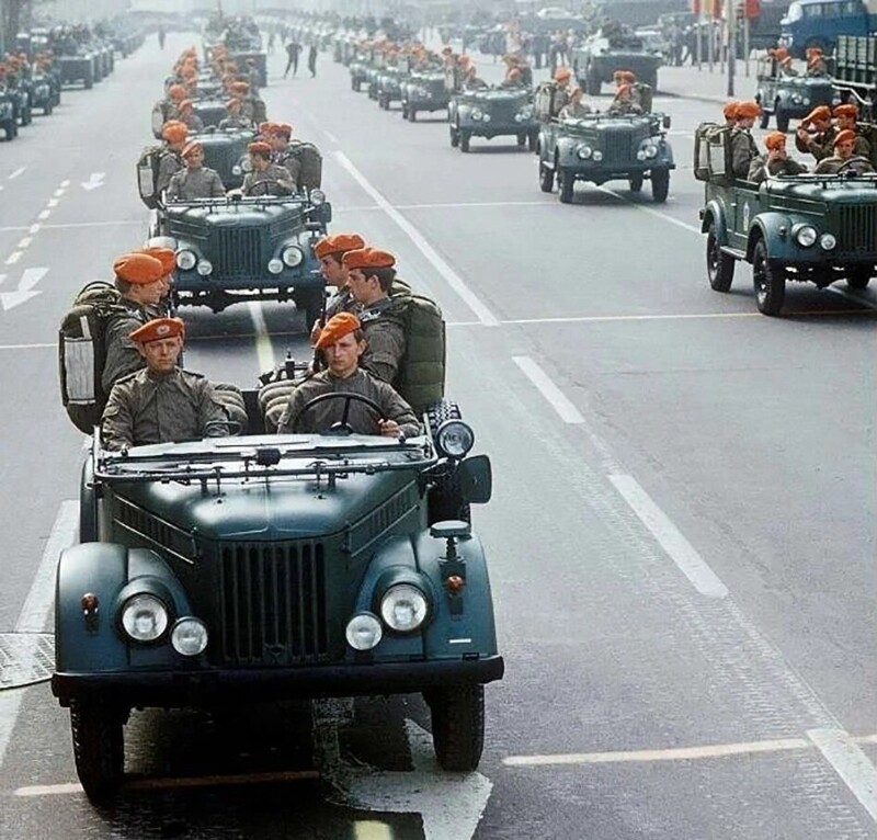  Колонна парашютно-десантного батальона Национальной народной армии ГДР "Вилли Зангер" на параде.