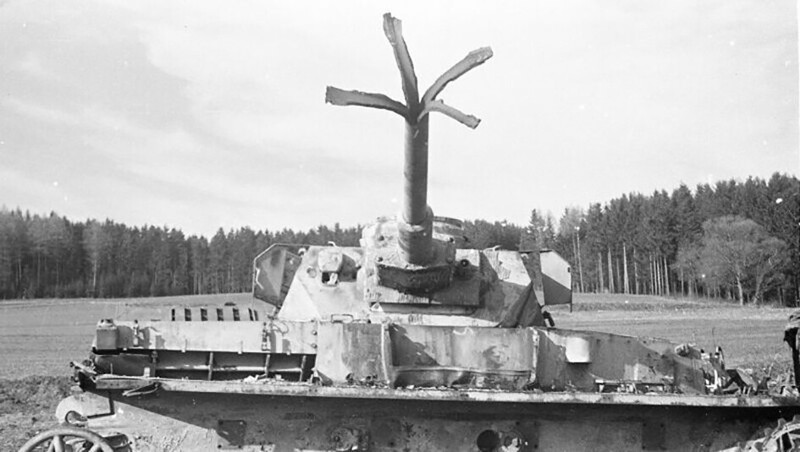 Поврежденный танк Pz. Kpfw. IV 11-й танковой дивизии, брошенный в районе Бад-Кёцтинга