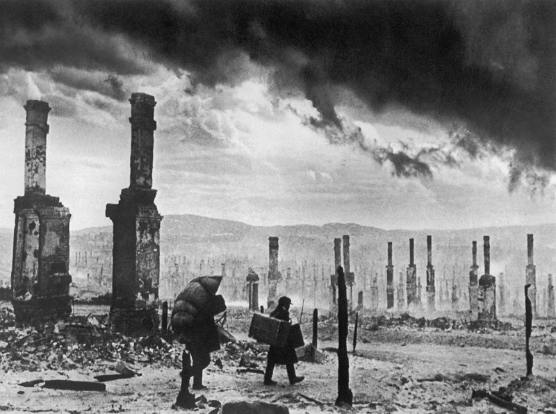 СССР, Мурманск. Февраль 1942 г. Вид на город после налета немецкой авиации во время Великой Отечественной войны