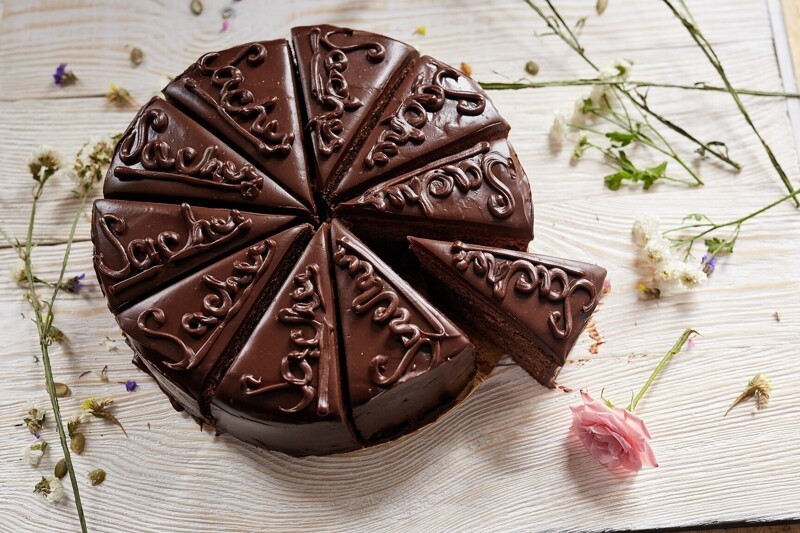 Видео рецепт “Торт шоколадный на сметане со сгущенкой”