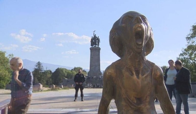 "Страшно-очень-страшно": памятник "Крик украинской матери" в Болгарии напугал пользователей Сети