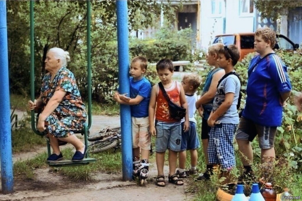 Мне понравился соседский двор. Бабушки на детской площадке. Дети на детской площадке. Бабушки во дворе. Смешные дети на улице.